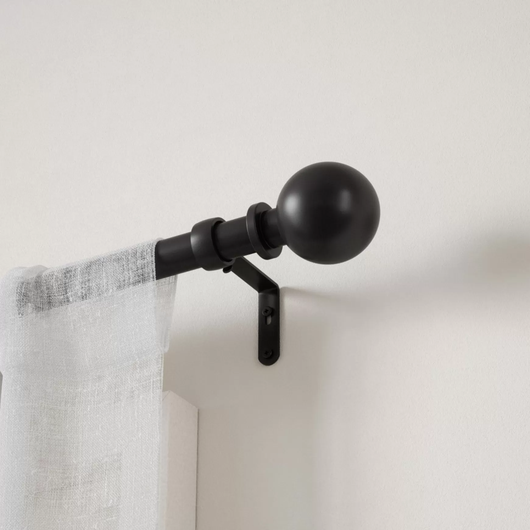 Poles & Curtains*Umbra Black Curtain Rod - Bolas