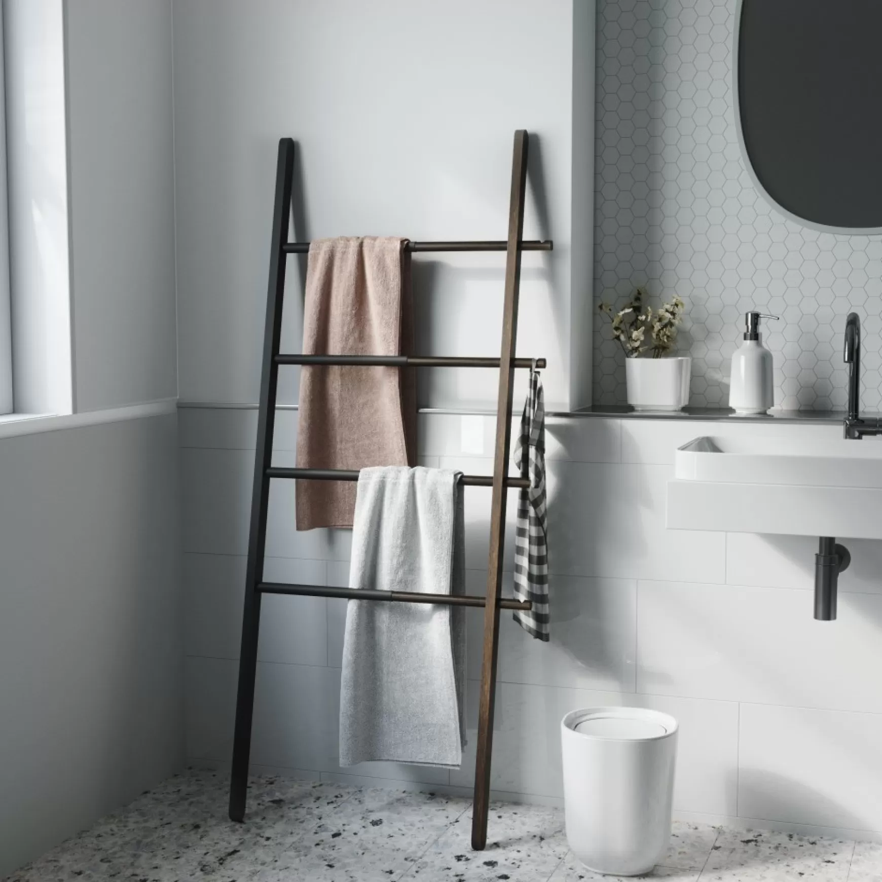 Organization*Umbra Extendable Ladder - Hub