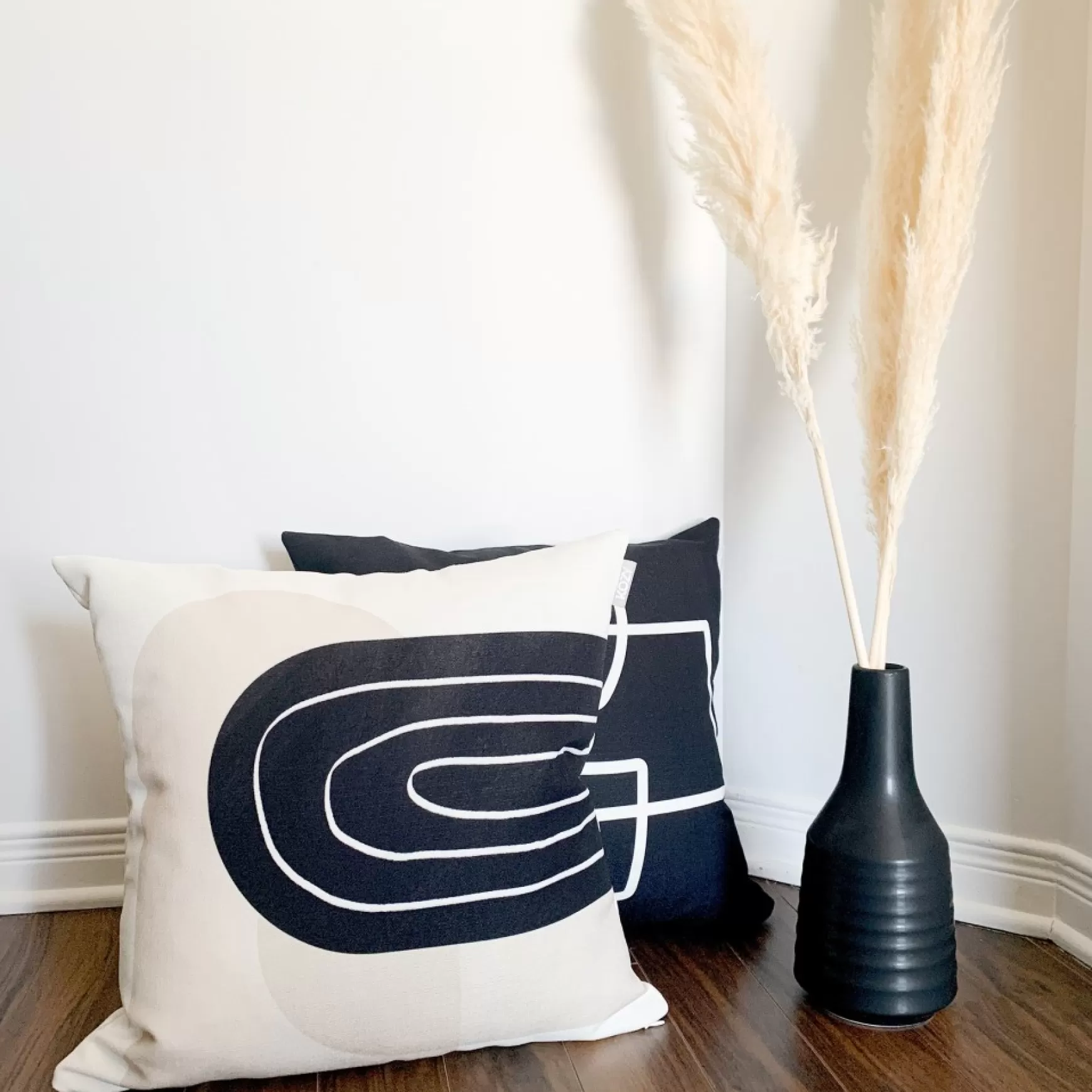 Cushions*Les textiles Patlin Kozy Cushion - Black Arch