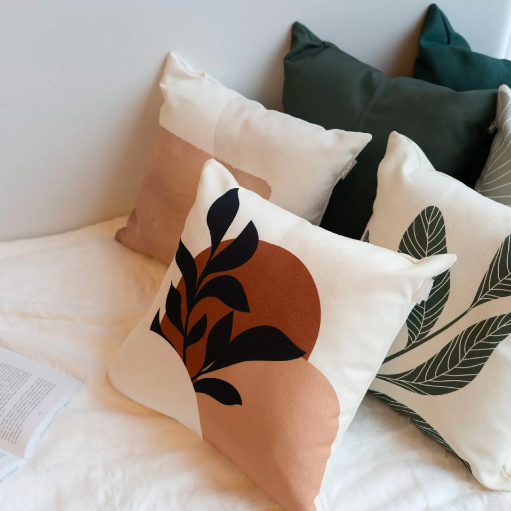 Cushions*Les textiles Patlin Kozy Cushion - Black Foliage With Arches