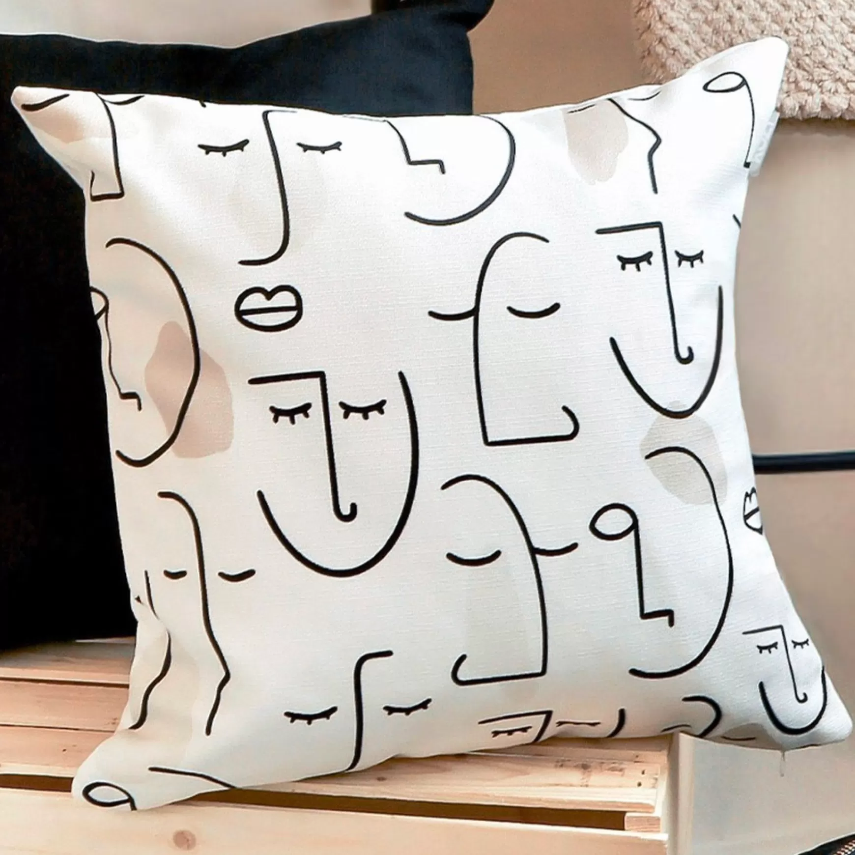 Cushions*Les textiles Patlin Square Cushion - Face Design